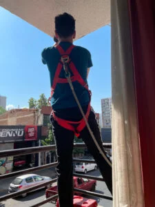 Trabajando en instalación de malla de seguridad